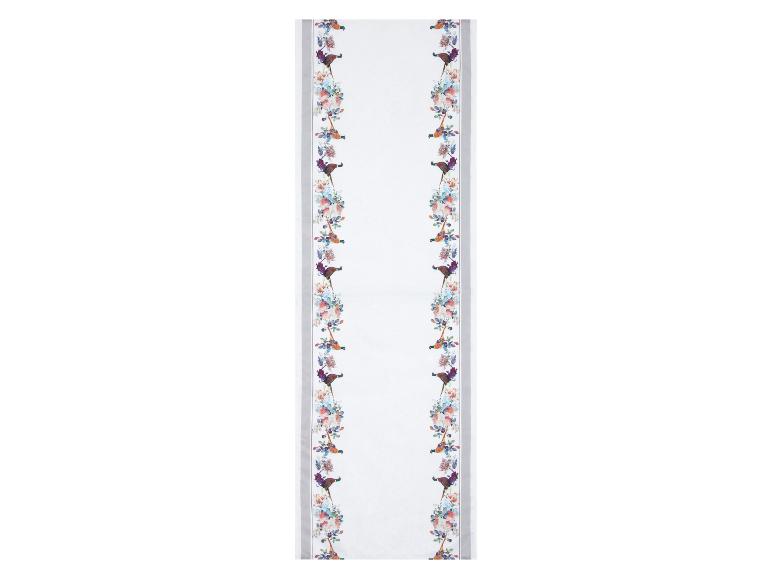 Długi bieżnik z bażantami i kwiatami.