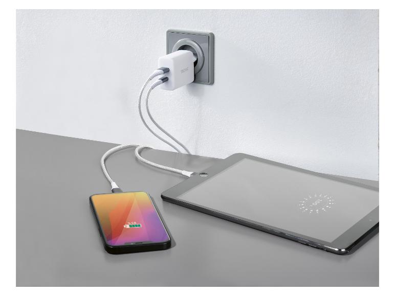 Podwójna ładowarka TRONIC ładuje telefon i tablet.