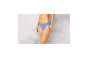 Kobieta w niebieskich majtkach od bikini.