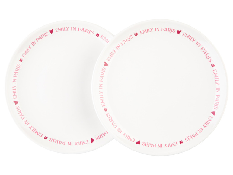 Dwa białe talerze z napisem 'Emily w Paryżu' i serduszkami.