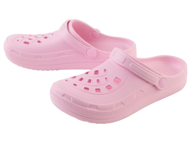 Dwie różowe plastikowe klapki z paskiem.