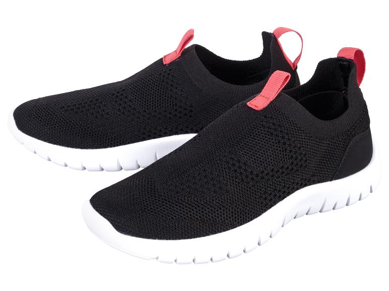 Dwie pary czarnych butów sportowych.