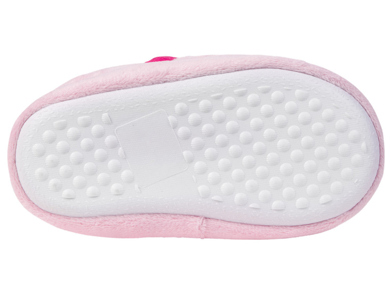 Spód różowych kapci z białą gumową podeszwą.