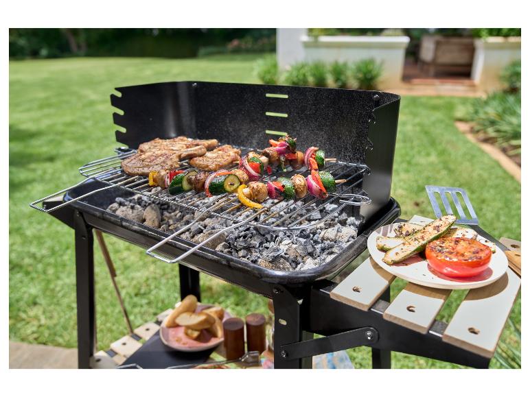 Grillowane żeberka i szaszłyki warzywne na grillu ogrodowym.