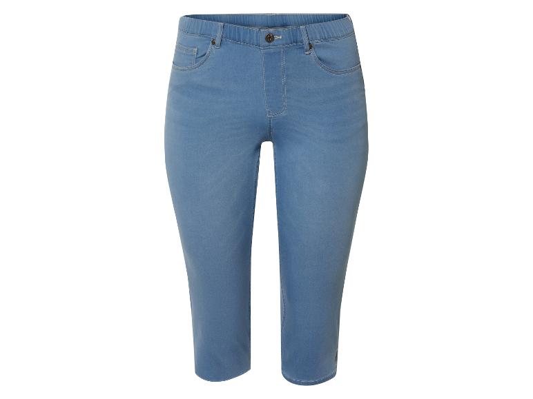 Jasnoniebieskie jeansy capri.