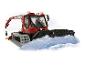 Czerwony ratrak PistenBully 600 z pługiem śnieżnym i wciągarką, na śniegu.