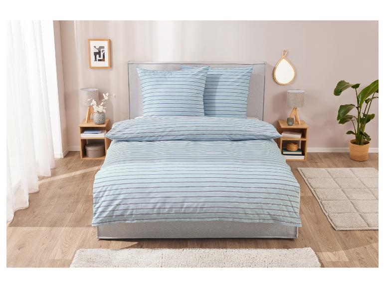 Pościel w paski, jasnoniebieska i szara.