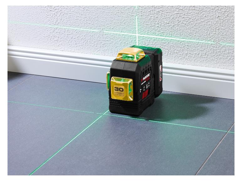 Zielony poziom lasera wyświetlający poziome i pionowe linie w pomieszczeniu.
