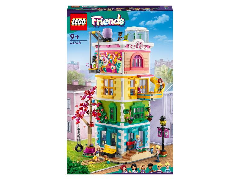 Zestaw konstrukcyjny LEGO Friends przedstawiający wielopiętrowy dom z minifigurkami.