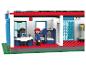 Zestaw LEGO kliniki weterynaryjnej z dwiema figurkami.