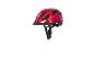 Czerwony kask rowerowy z kwiatowym wzorem.