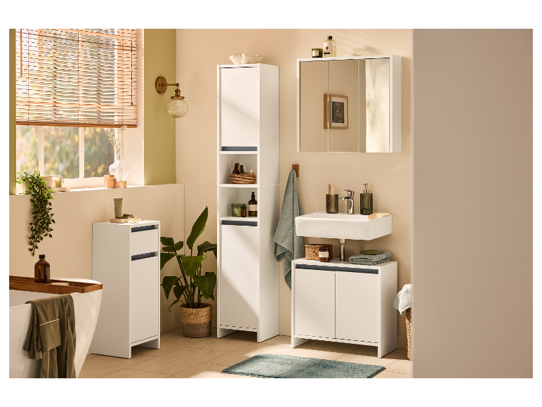 Nowoczesny biały zestaw mebli łazienkowych z lustrzaną szafką i szafkami do przechowywania.