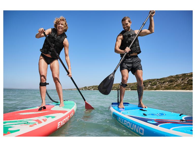 Dwie osoby uprawiające paddleboarding na pompowanych deskach Exotic i Aqua Marina Allround.