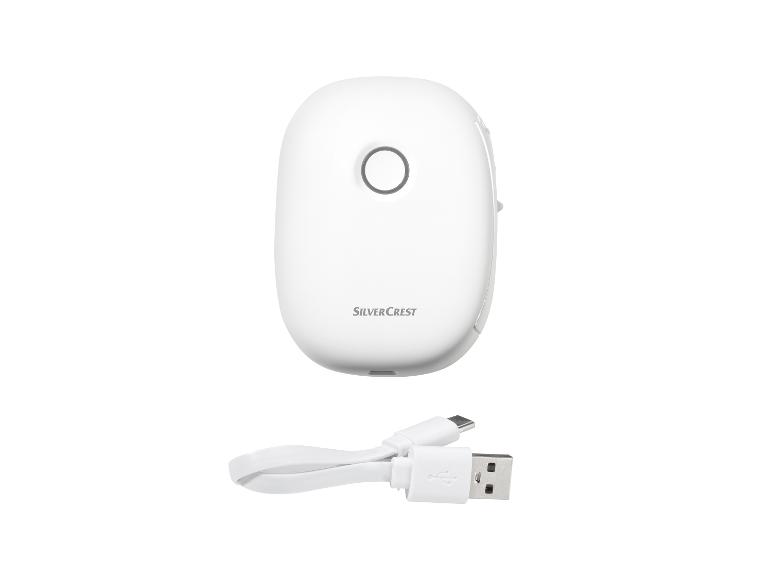 Biała powerbanka Silvercrest z kablem USB.