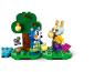 Dwie figurki LEGO Animal Crossing, niedźwiedź i królik, zbierające owoce.