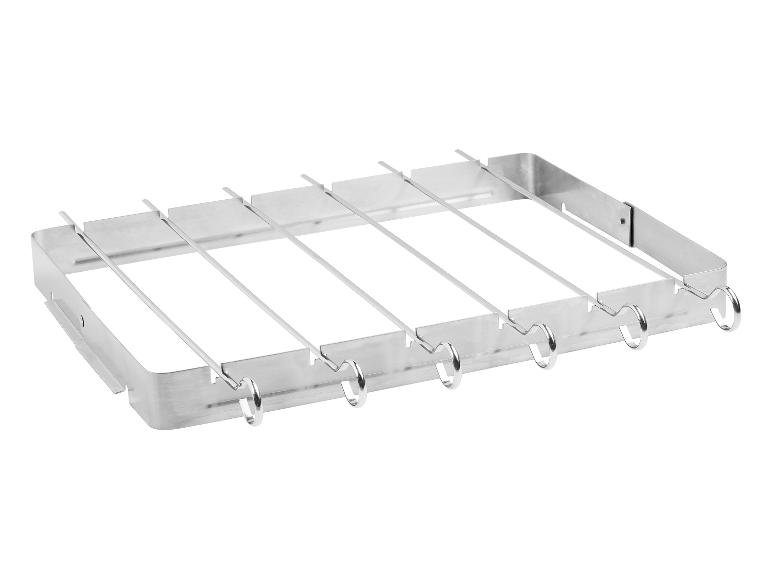 Metalowy grill z sześcioma szaszłykami.