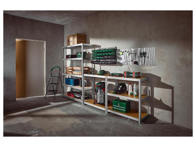 Warsztat z narzędziami Parkside, regałami, pojemnikami do przechowywania i drabiną.