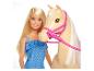 Lalka Barbie z blond włosami i beżowy koń z różową uprzężą