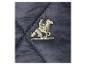 Detale haftowanego logo jeźdźca na koniu na granatowej pikowanej tkaninie.
