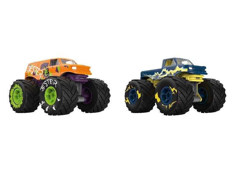Dwa monster trucki, jeden pomarańczowy z marką „Jester”, a drugi niebieski z błyskawicami.