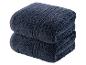 Dwa ciemnoniebieskie ręczniki, złożone.
