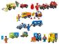Zestaw drewnianych zabawek z samochodami, w tym kombajn, ciężarówka i wozy policyjne.