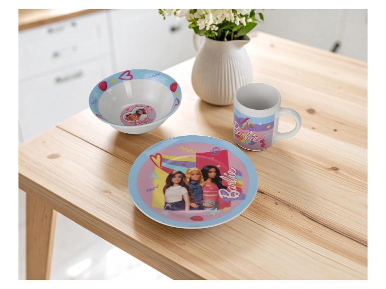 Zestaw naczyń Barbie z talerzem, miską i kubkiem na drewnianym stole.