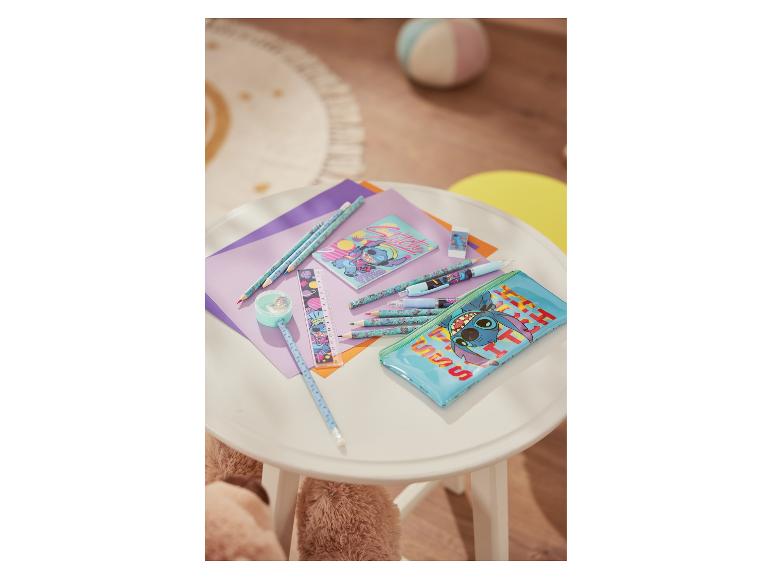 Ołówki, temperówka i piórnik Stitch: kolorowe przybory szkolne.