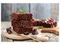 Stos czekoladowych brownie z miętą, kawałkami czekolady i orzechami laskowymi.