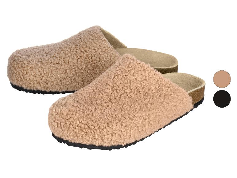 Wygodne kapcie z polaru teddy z korkową podeszwą, dostępne w beżu i czerni.