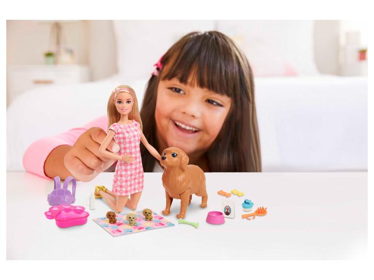 Lalka Barbie i zabawki dla psa z dziewczynką bawiącą się w tle.