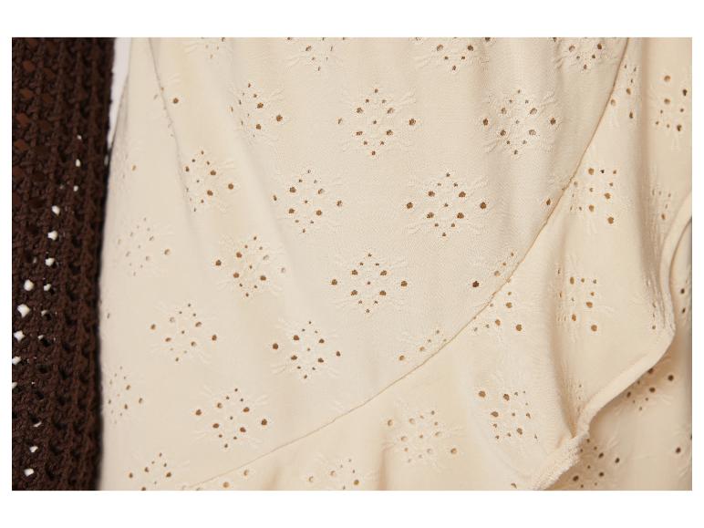 Szczegóły beżowej sukienki z perforacjami i brązowej sukienki na drutach.