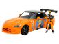 Pomarańczowy model samochodu Honda S2000 z figurką Naruto.