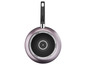 Tefal patelnia z czarnym dnem z detalicznym wzorem.
