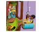 Domek na drzewie LEGO Friends z dwiema minifigurkami, psem i dźwigiem.