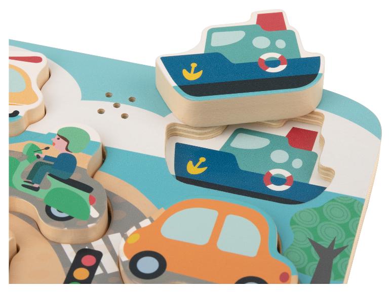 Drewniane puzzle z pojazdami, w tym łodzią, samochodem i skuterem.