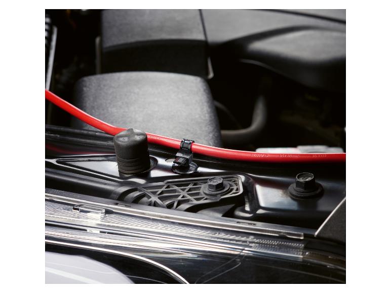 Czerwone kable akumulatorowe w komorze silnika samochodu.