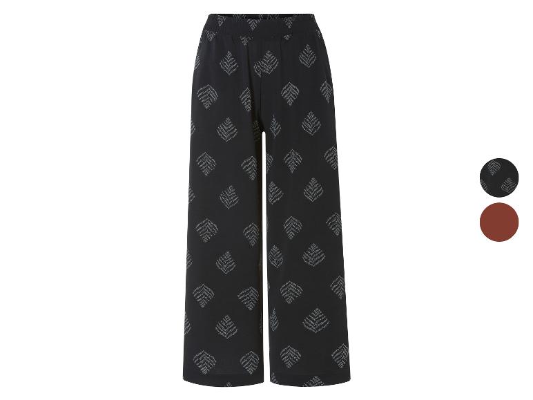 Szerokie spodnie z wzorem liści, dostępne w kolorze czarnym i brązowym.