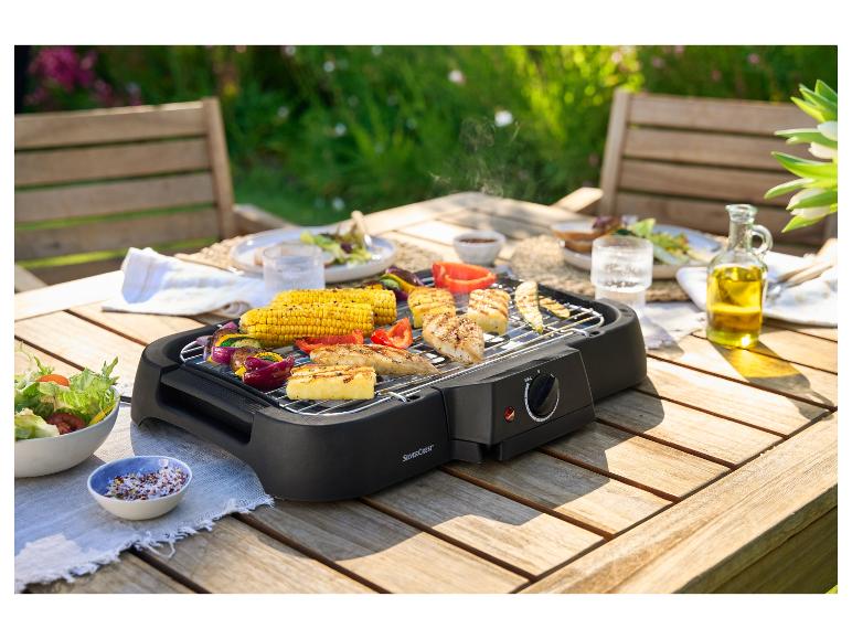 Grillowanie na świeżym powietrzu: kurczak, ananas i warzywa na grillu SilverCrest.