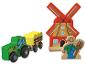 Drewniane zabawki: traktor z przyczepą, wiatrak i rolnik.