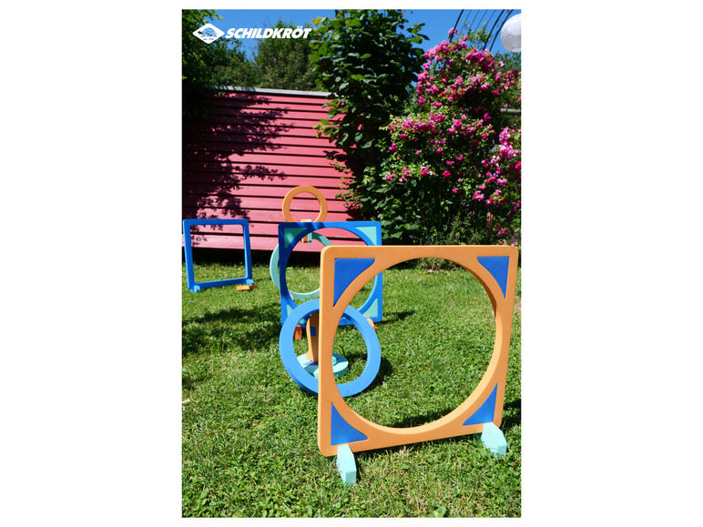 Przeszkody agility Schildkröt na trawie.