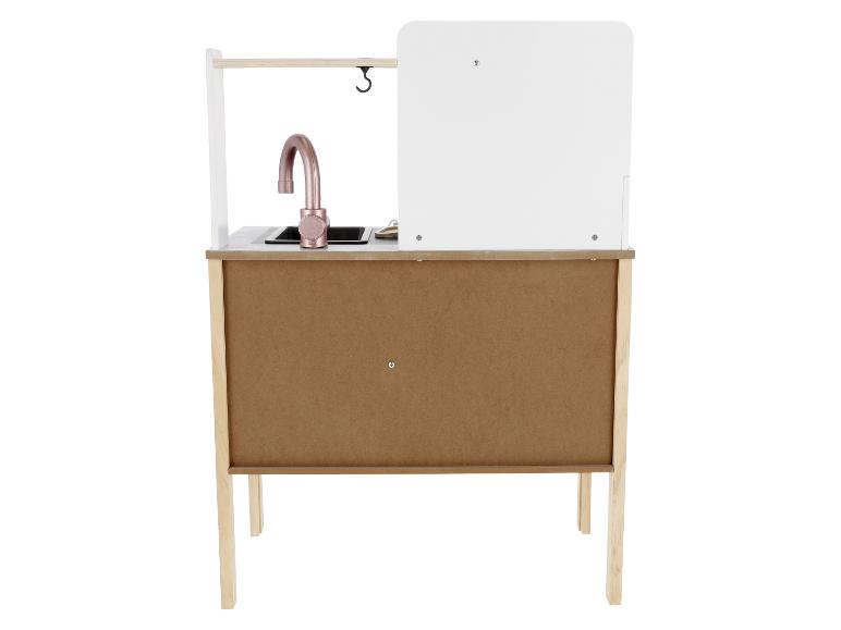 Drewniany zlew do zabawy z różowym kranem i akcesoriami.