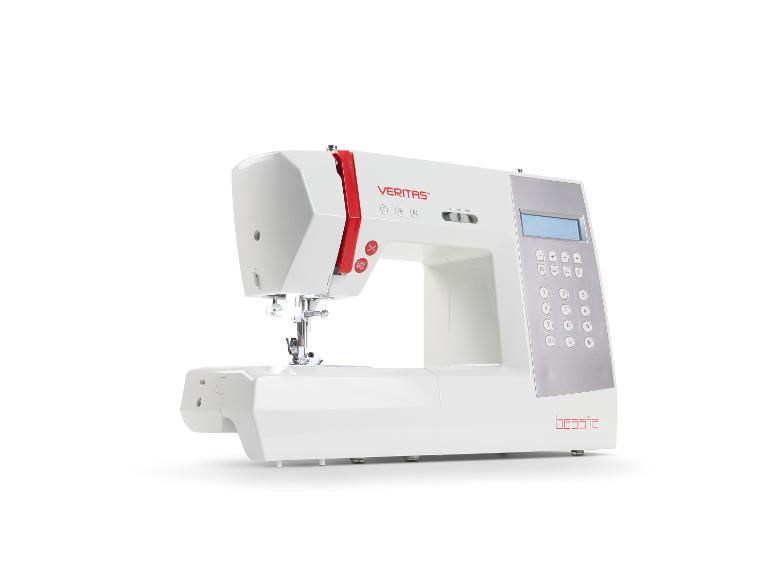 Biała elektroniczna maszyna do szycia z czerwonymi detalami i cyfrowym wyświetlaczem.