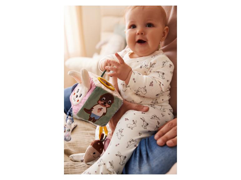 Dziecko bawi się sześcienną zabawką Little Dutch.