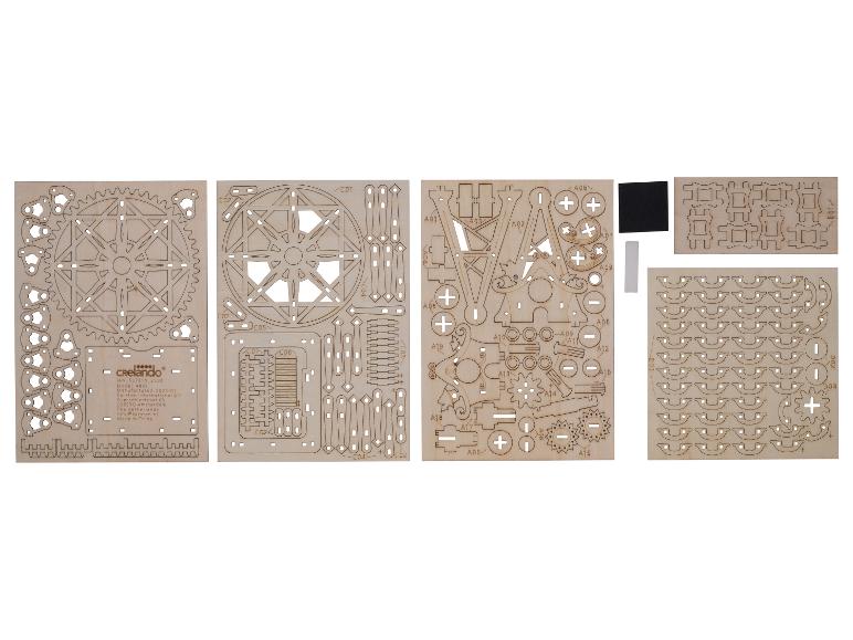 Wycinane laserowo drewniane płyty do zestawu konstrukcyjnego Crelado, z numerowanymi częściami i instrukcjami.