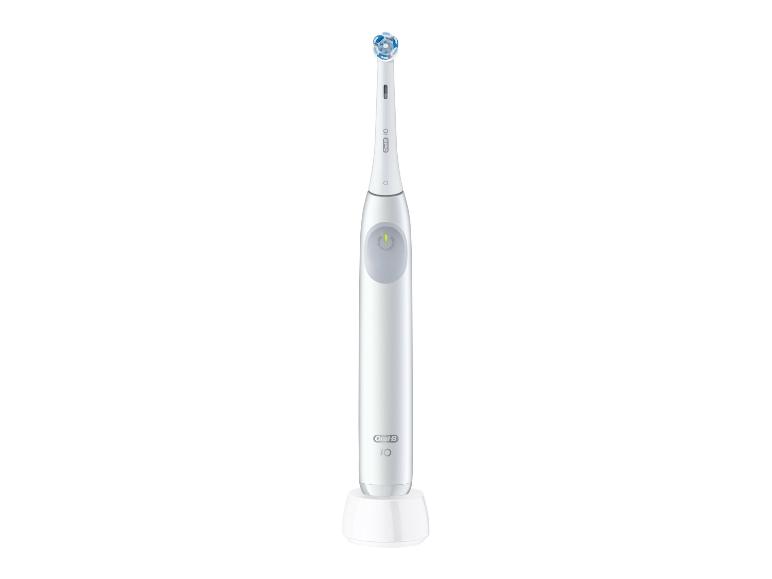 Biała szczoteczka do zębów Oral-B iO na ładowarce.