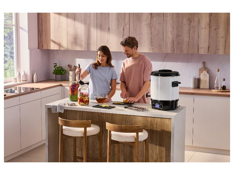Garnki do pasteryzacji SILVERCREST® SEAD 1800 B2 na wyspie kuchennej z parą przygotowującą jedzenie