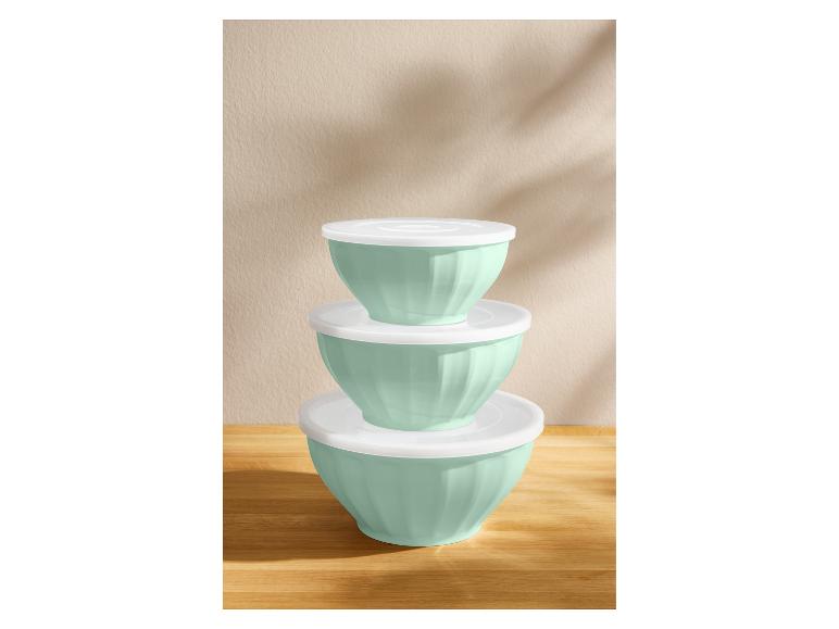 Zestaw trzech zielonych misek z białymi pokrywkami.