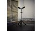 Lampa robocza z dwoma reflektorami na statywie przy bramie garażowej.