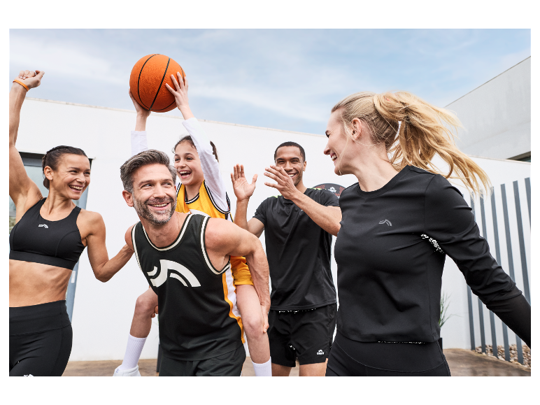 Rodzina w sportowej odzieży Craft gra w koszykówkę.